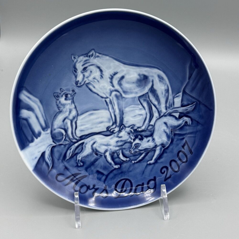2007 Bing and Grondahl Blue White Mors Dag Mothers Day Plate Artic Fox and Cubs